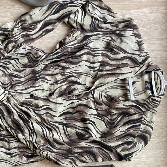 Vintage silk button up - Picture 2 of 2